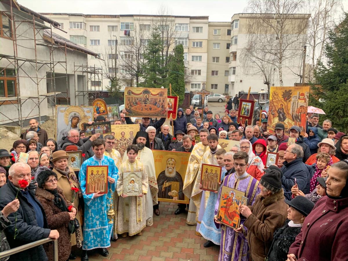 Sfintele icoane, cinstite în Parohia „Sfinţii Trei Ierarhi” din Bacău