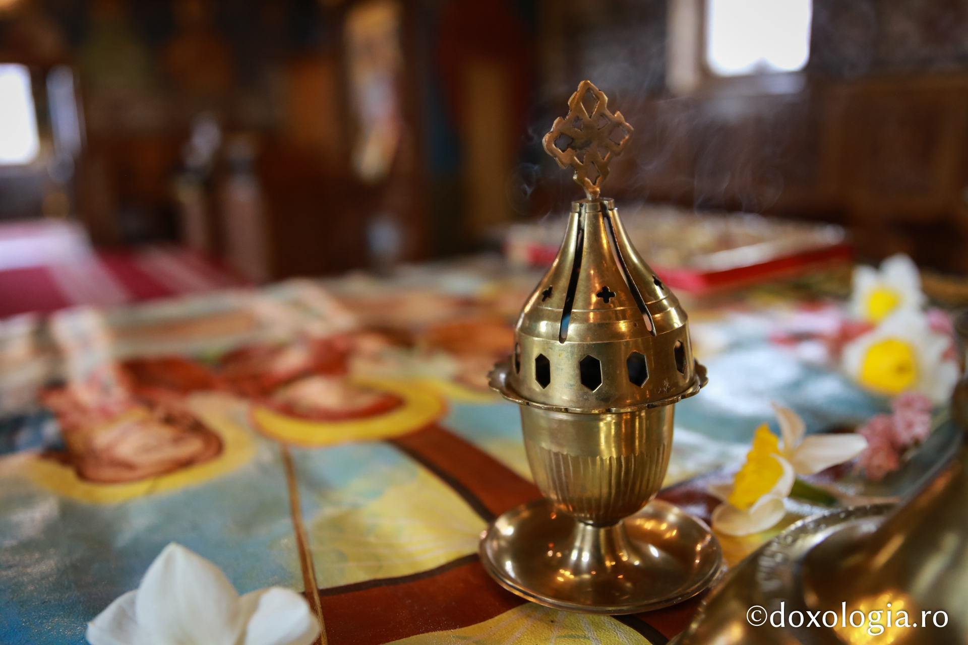 (Foto) Slujba Prohodului la parohiile din Piatra Neamț