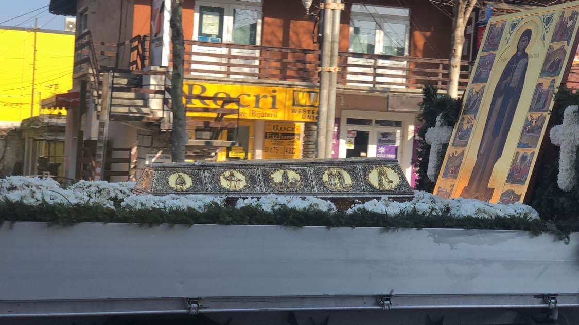 Acum, când noi nu mai putem merge la sfinți, vin sfinții la noi!