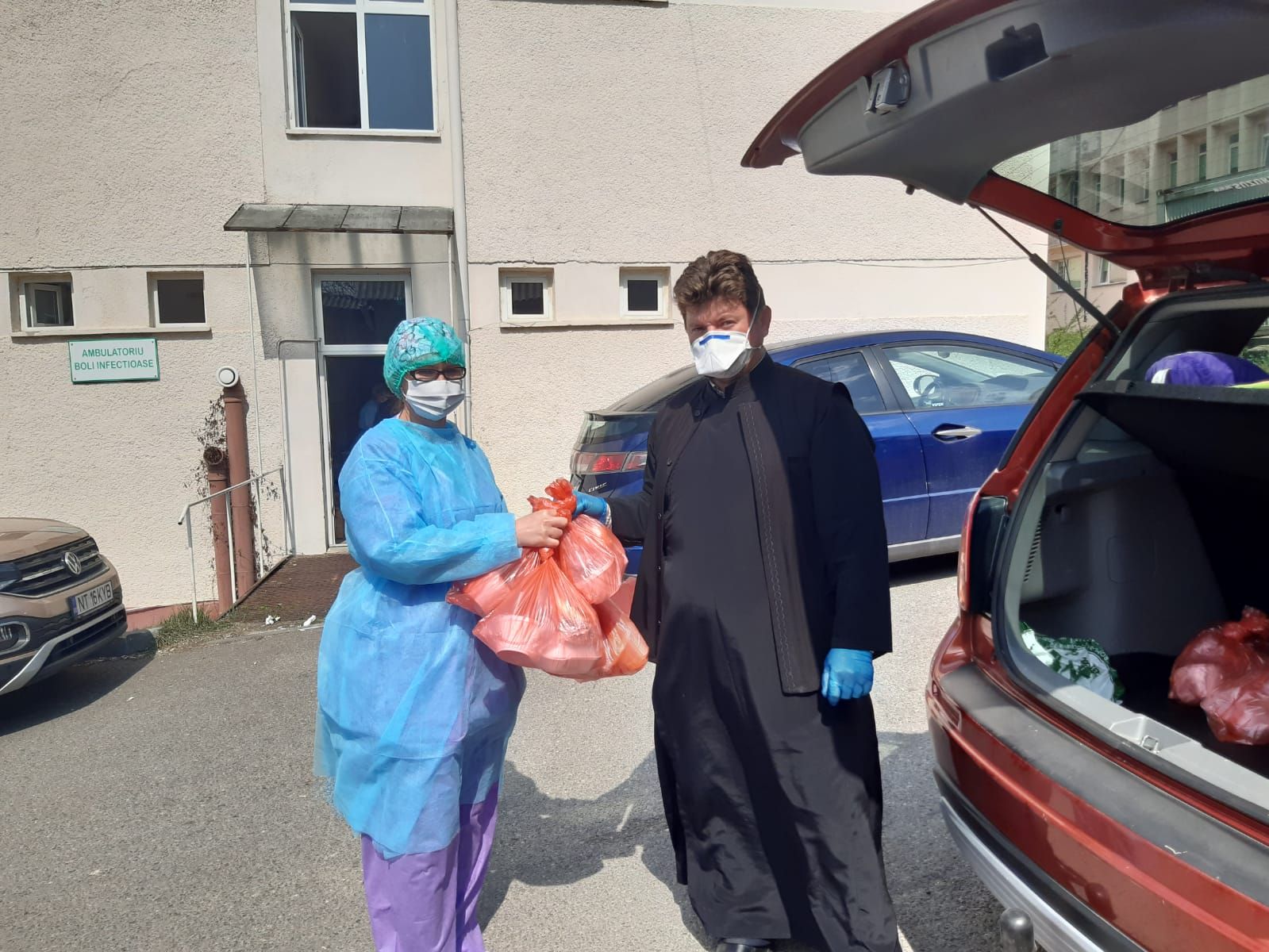 Parohiile din Protopopiatul Piatra Neamț, alături de familiile izolate, defavorizate și de medicii nemțeni Parohiile din Protopopiatul Piatra Neamț, alături de familiile izolate, defavorizate și de medicii nemțeni