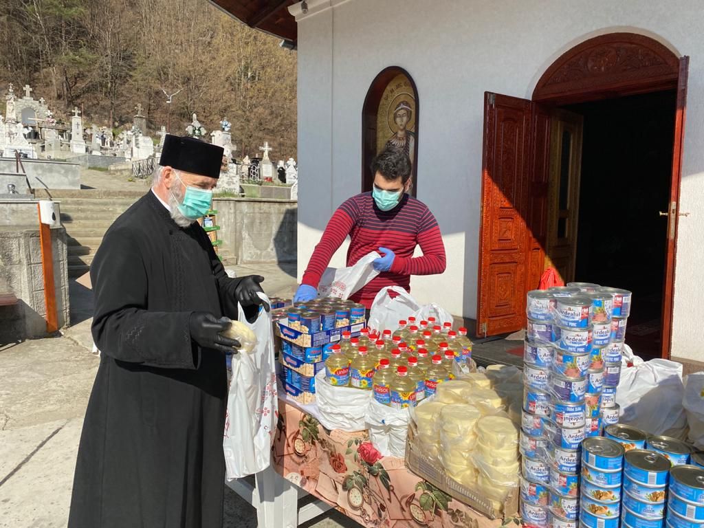 Parohiile din Protopopiatul Piatra Neamț, alături de familiile izolate, defavorizate și de medicii nemțeni