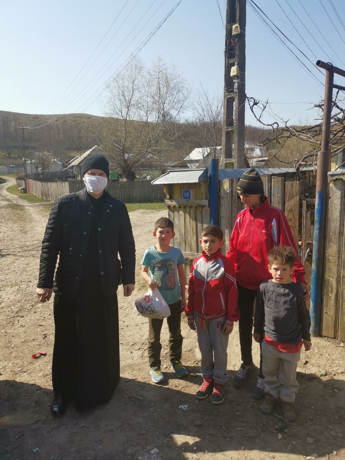 Parohiile din Protopopiatul Piatra Neamț, alături de familiile izolate, defavorizate și de medicii nemțeni Parohiile din Protopopiatul Piatra Neamț, alături de familiile izolate, defavorizate și de medicii nemțeni