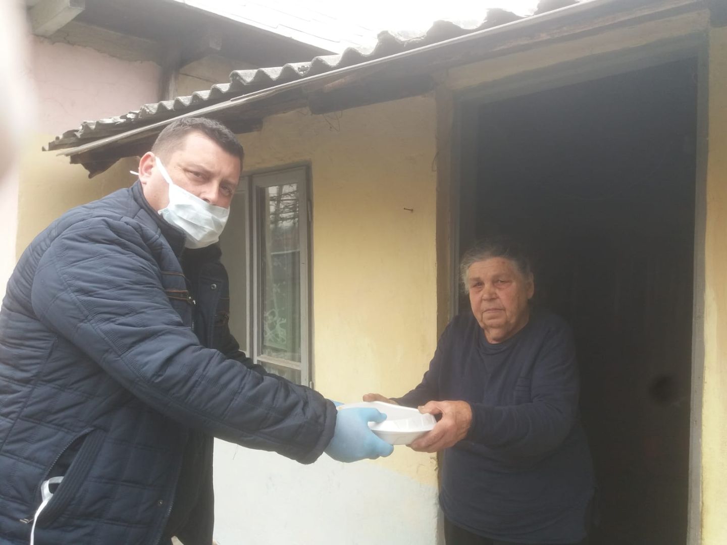 Parohiile din Arhiepiscopia Iașilor sprijină persoanele afectate de epidemie