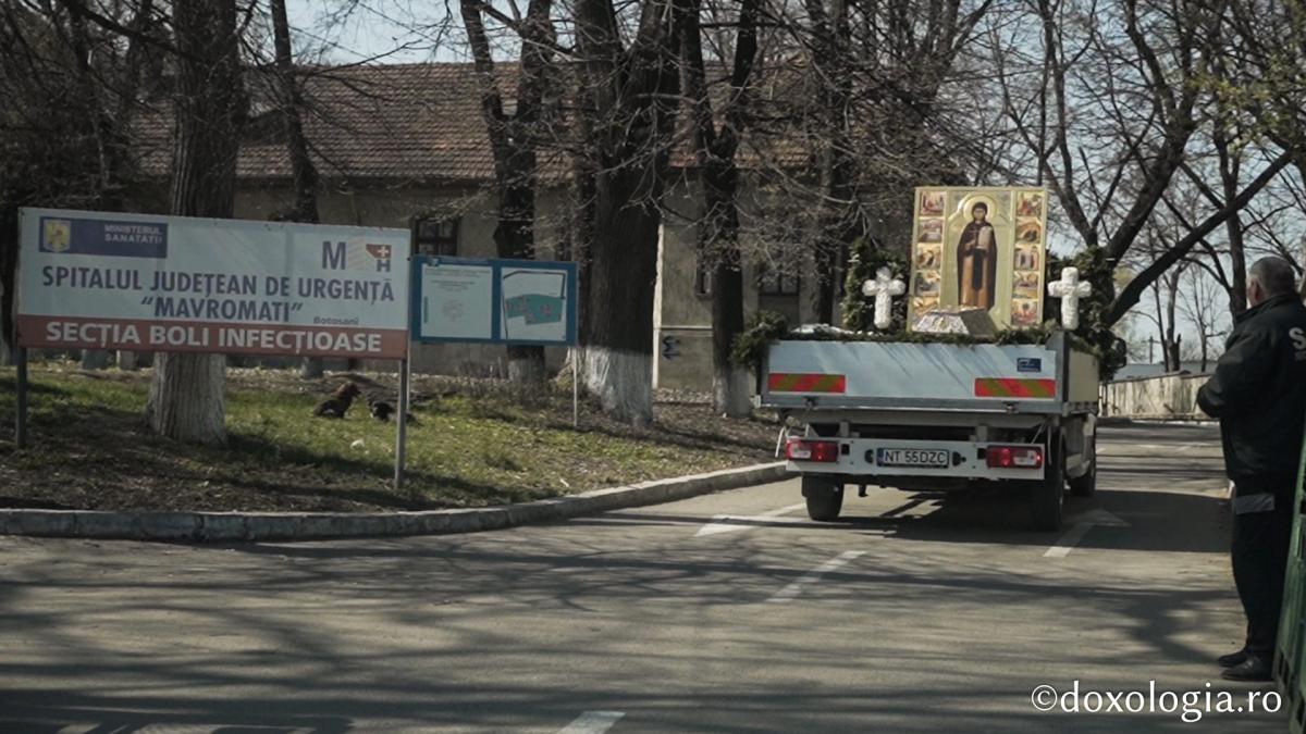 Foto: Constantin Comici Mărturii din timpul procesiunii cu moaștele Sfintei Parascheva – aprilie 2020