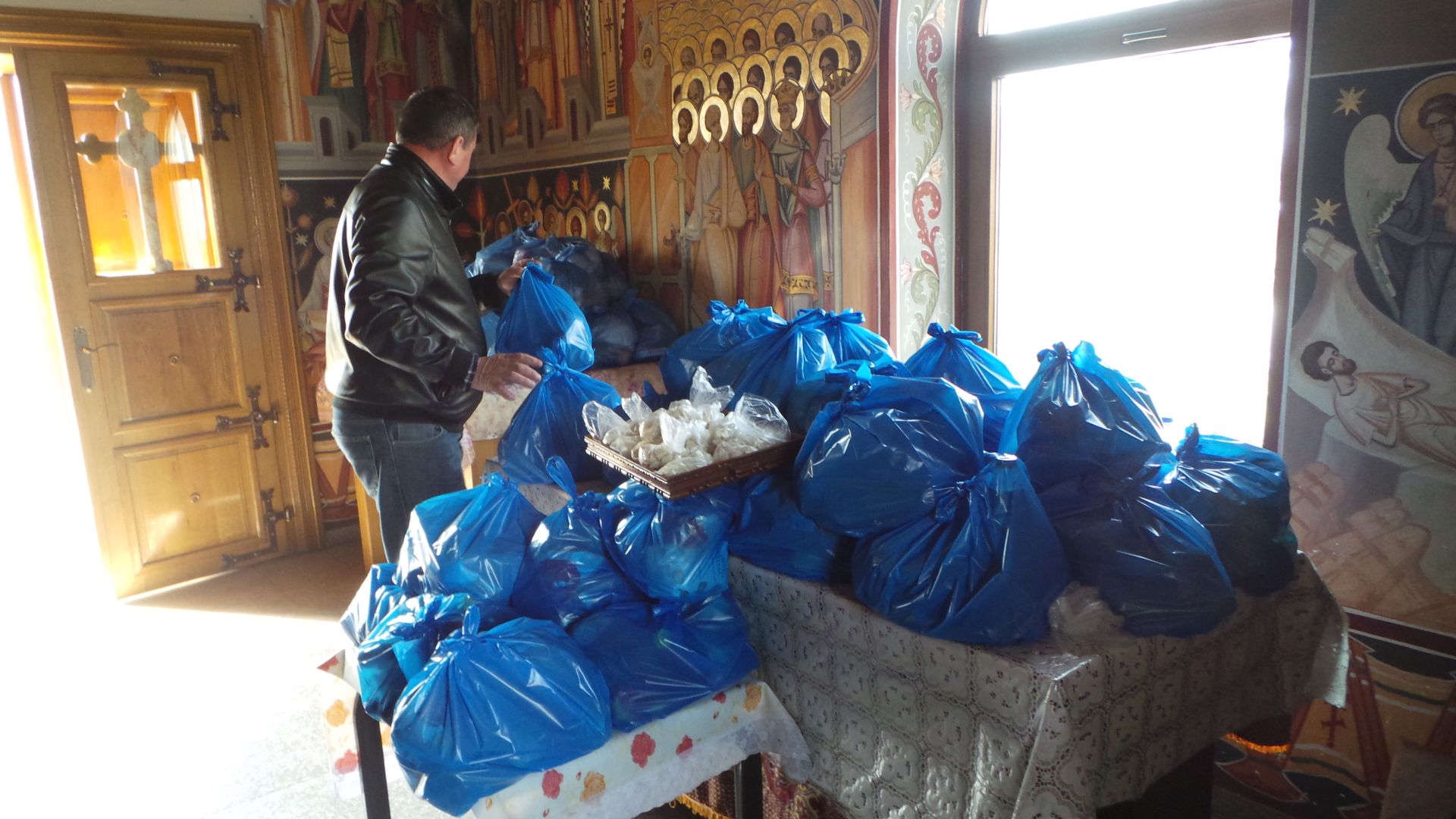 Parohiile din Arhiepiscopia Iașilor sprijină persoanele afectate de epidemie