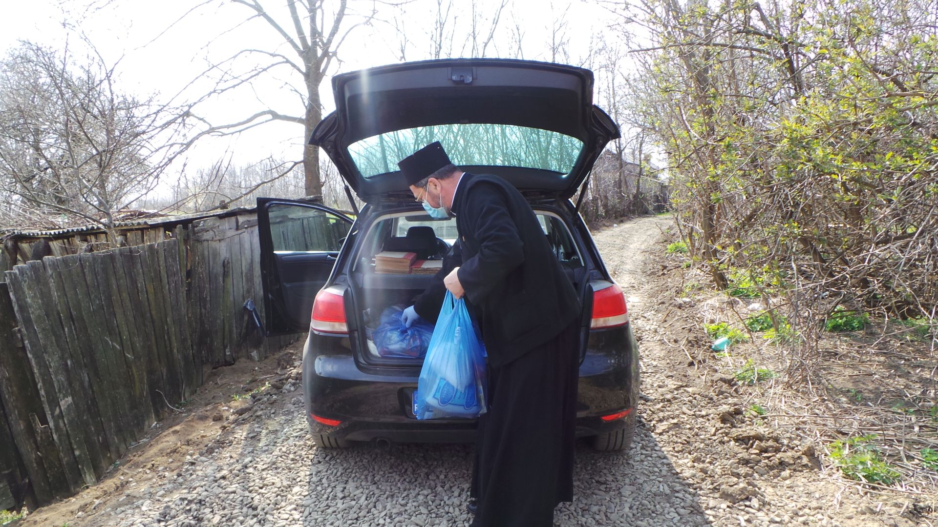 Parohiile din Arhiepiscopia Iașilor sprijină persoanele afectate de epidemie