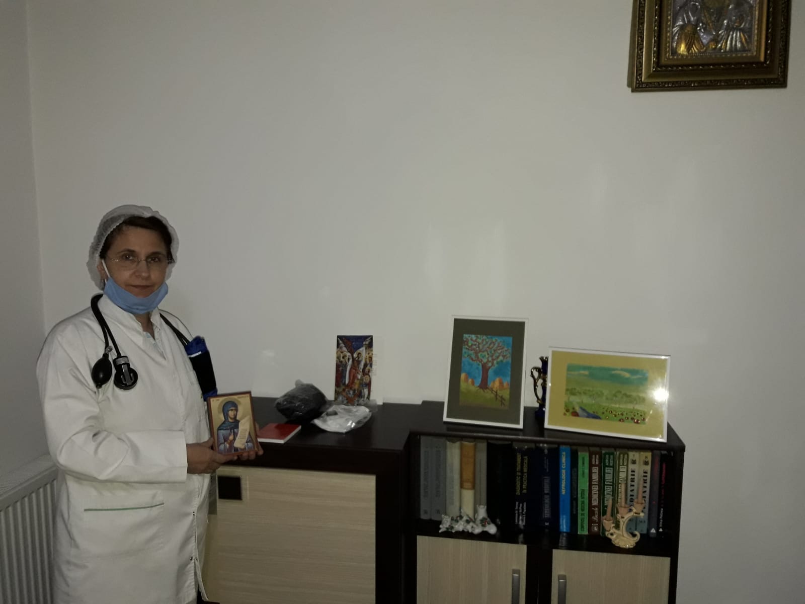 300 de pachete cu materiale de protecție împotriva COVID-19 pentru medicii de familie din Arhiepiscopia Iașilor