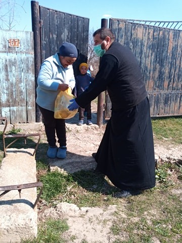 Parohiile din Protopopiatul Piatra Neamț, alături de familiile izolate, defavorizate și de medicii nemțeni Parohiile din Protopopiatul Piatra Neamț, alături de familiile izolate, defavorizate și de medicii nemțeni