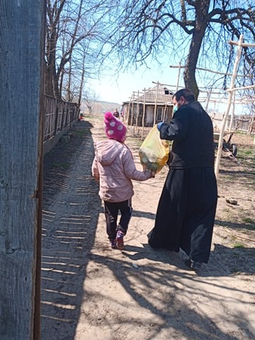 Parohiile din Protopopiatul Piatra Neamț, alături de familiile izolate, defavorizate și de medicii nemțeni Parohiile din Protopopiatul Piatra Neamț, alături de familiile izolate, defavorizate și de medicii nemțeni