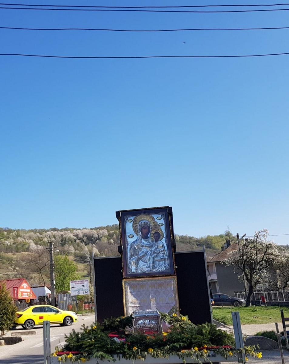 Procesiune cu icoane făcătoare de minuni, la Roman și la Bacău