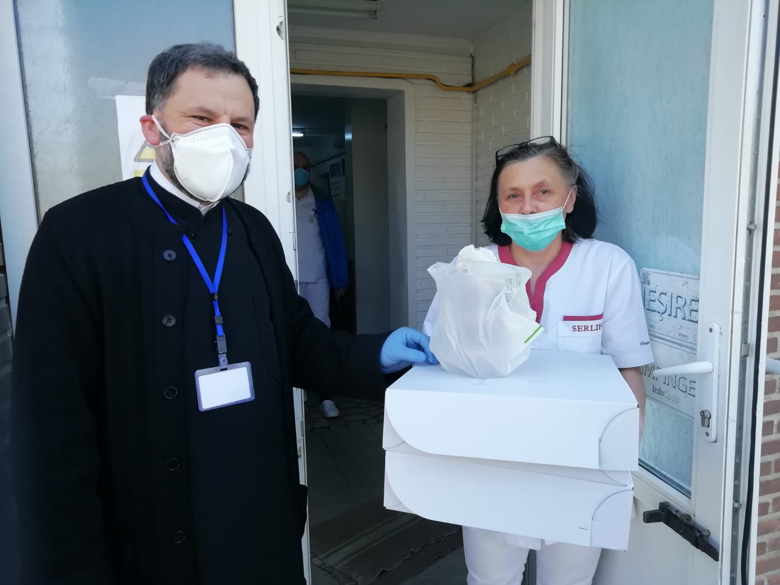 30 de văduve ajutate cu alimente neperisabile de Parohia Bistrița