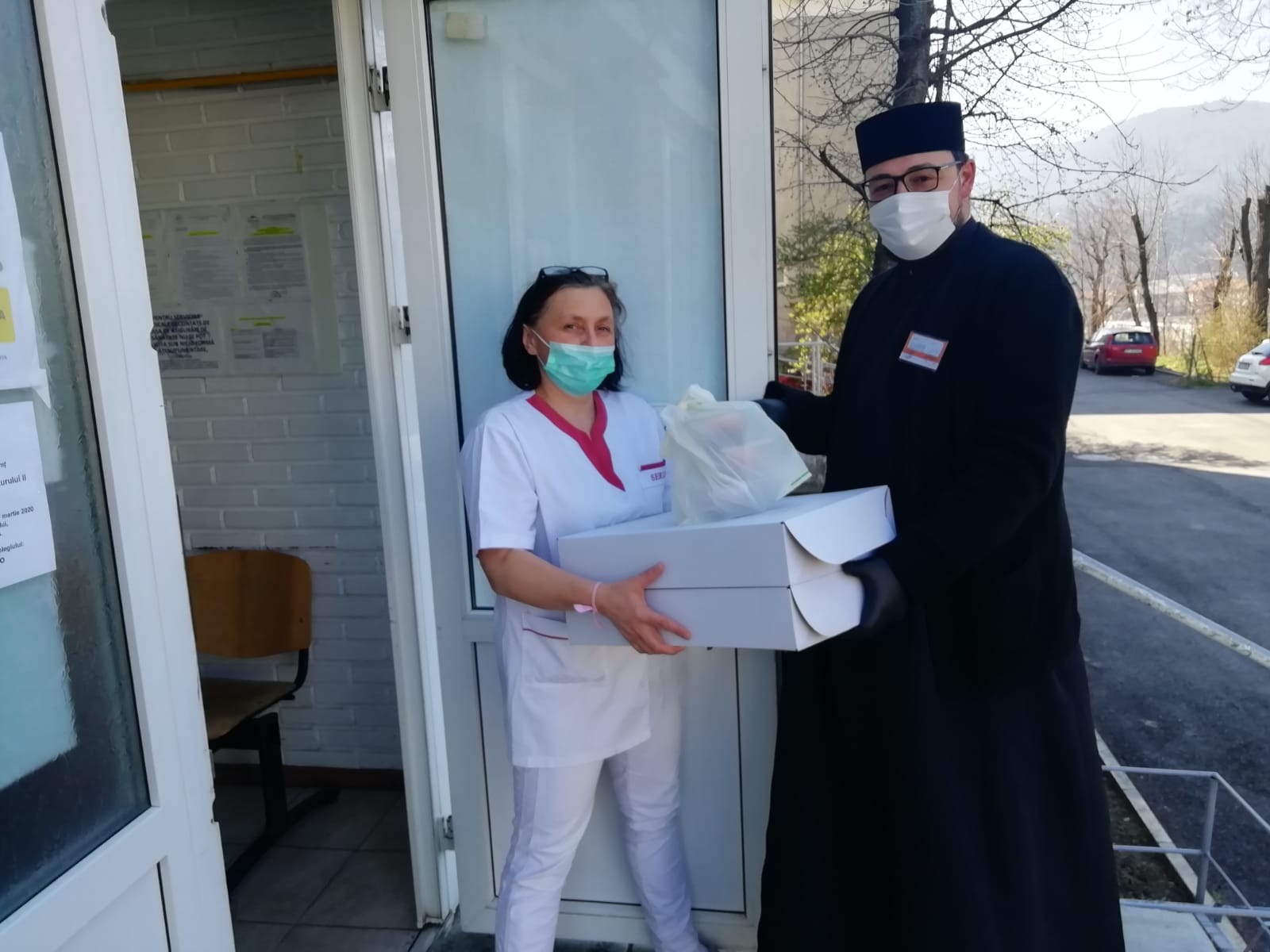 30 de văduve ajutate cu alimente neperisabile de Parohia Bistrița