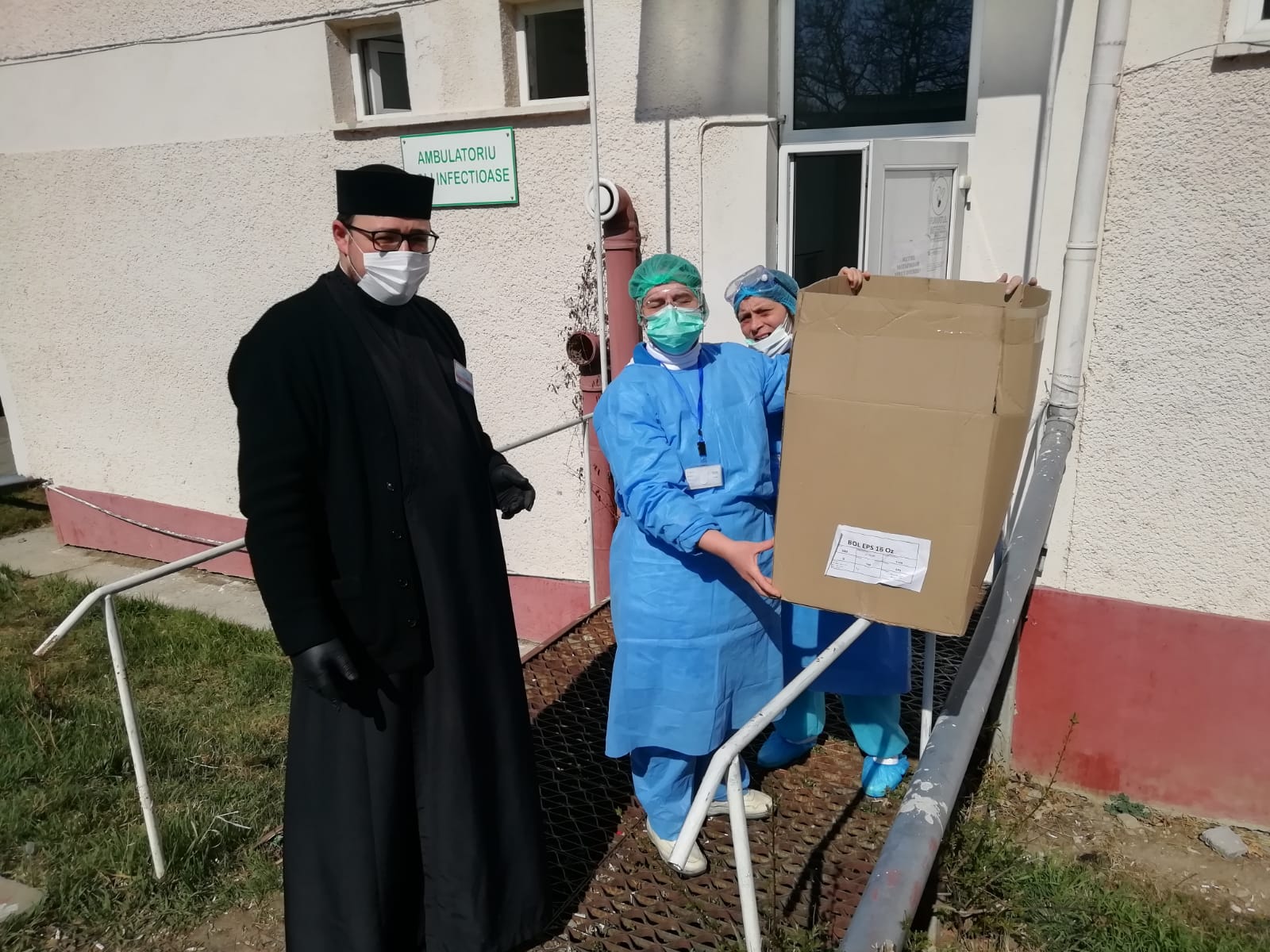 30 de văduve ajutate cu alimente neperisabile de Parohia Bistrița