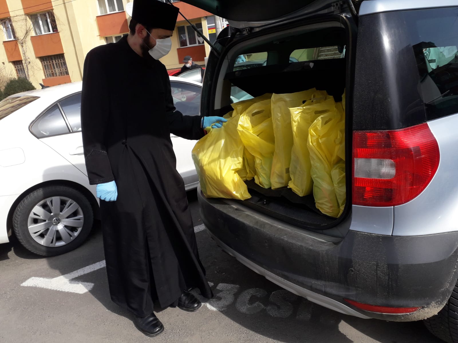 30 de văduve ajutate cu alimente neperisabile de Parohia Bistrița