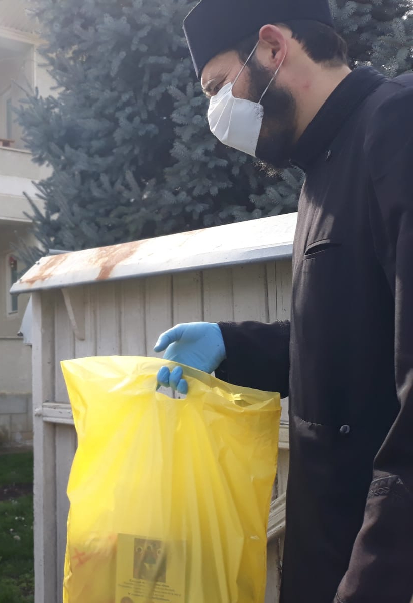 30 de văduve ajutate cu alimente neperisabile de Parohia Bistrița