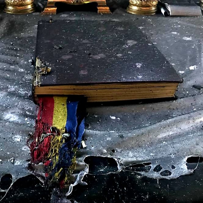 Foto: ISU ARAD Incendiu la o biserică ortodoxă din Arad: „Nu au ars nici Biblia, nici Tricolorul”