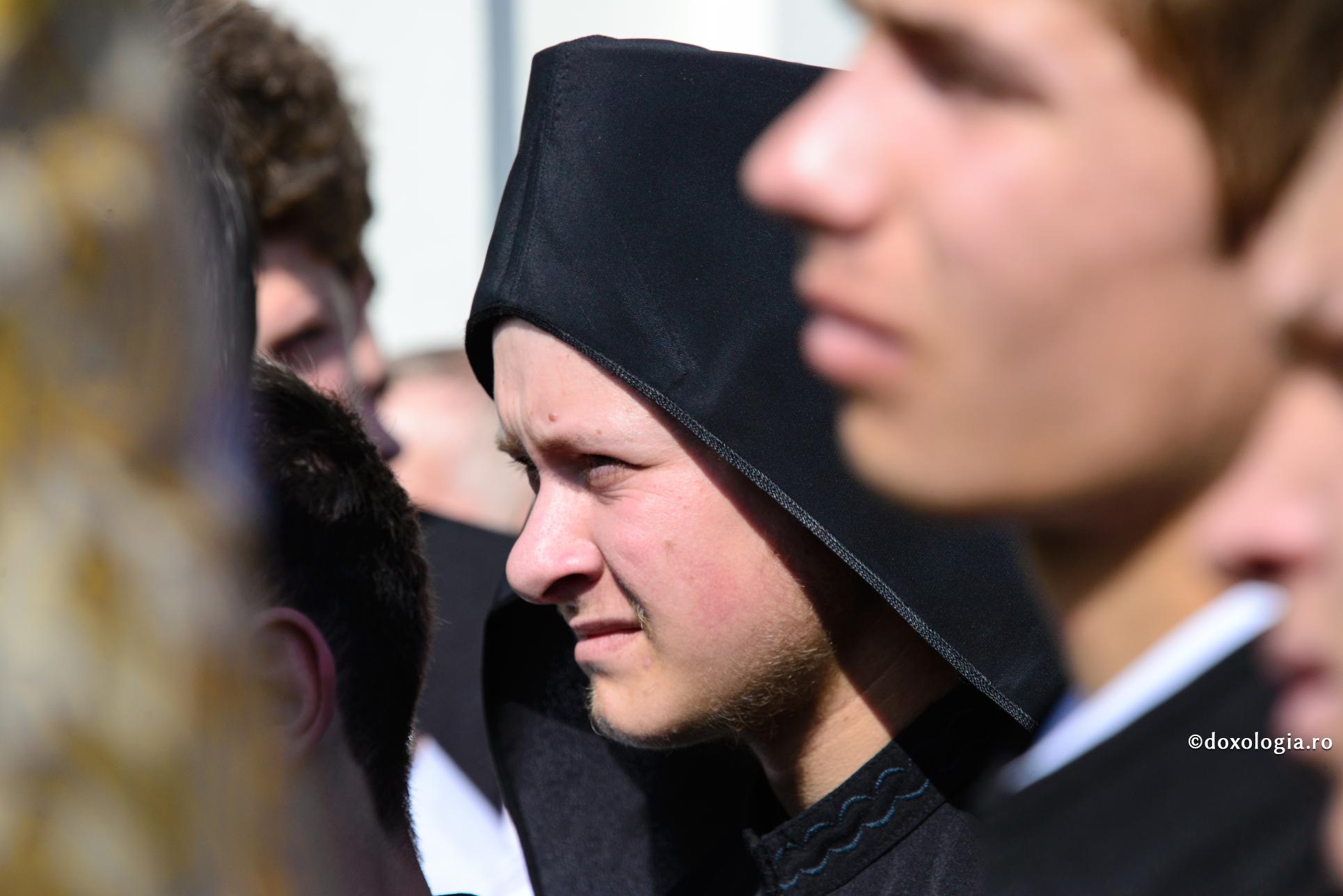 (Video) Am 17 ani și mi-aș dori să mă călugăresc. În ce condiții pot face acest pas?