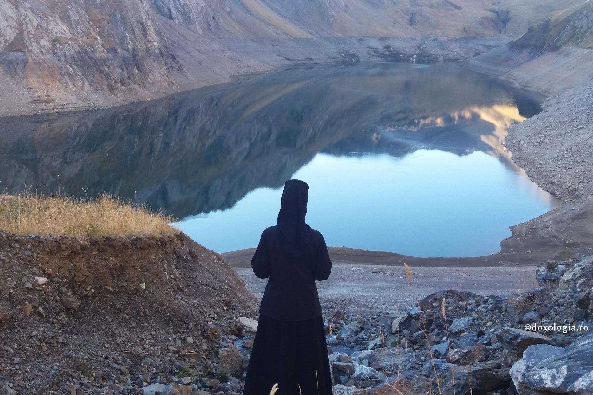 maică pe marginea lacului