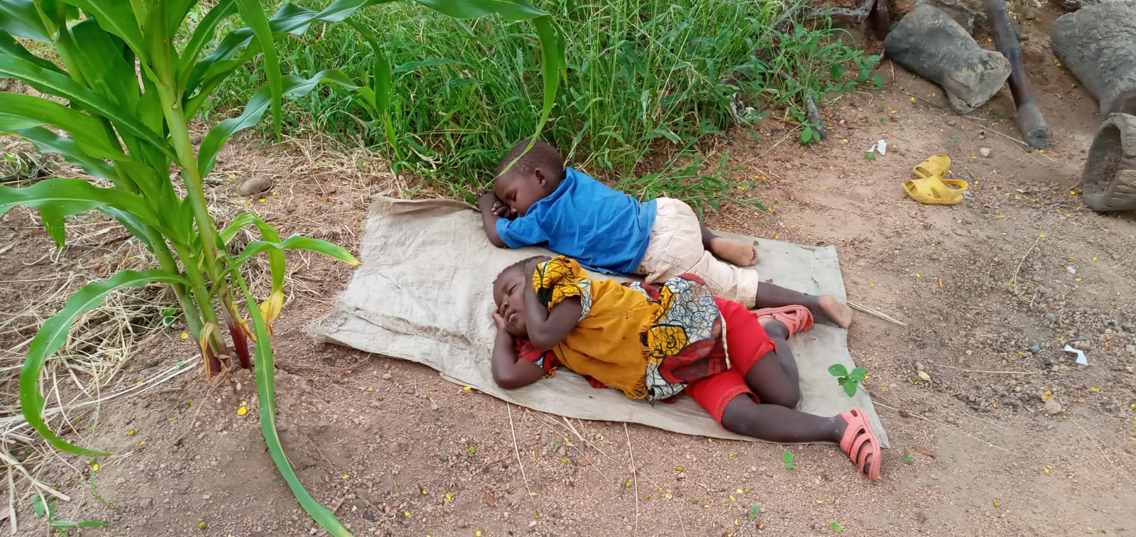 De la dormitul pe pământul gol la somnul într-o casă nouă, cu pat și saltea