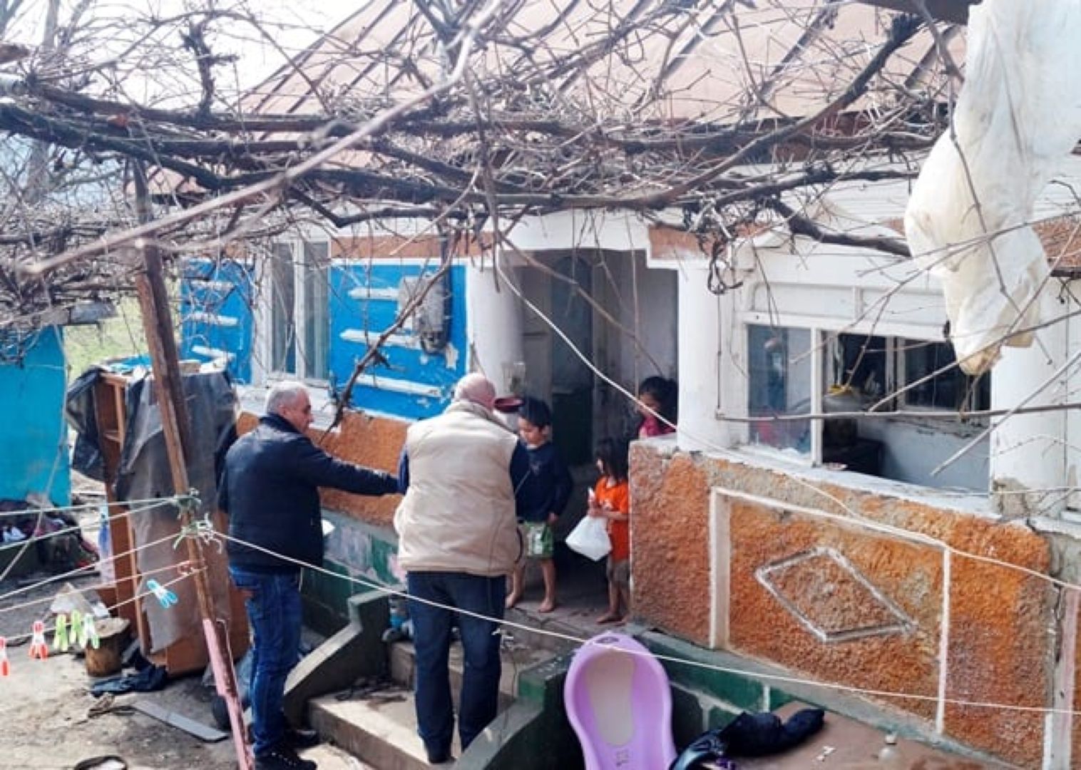 Parohiile din Arhiepiscopia Iașilor sprijină persoanele afectate de epidemie