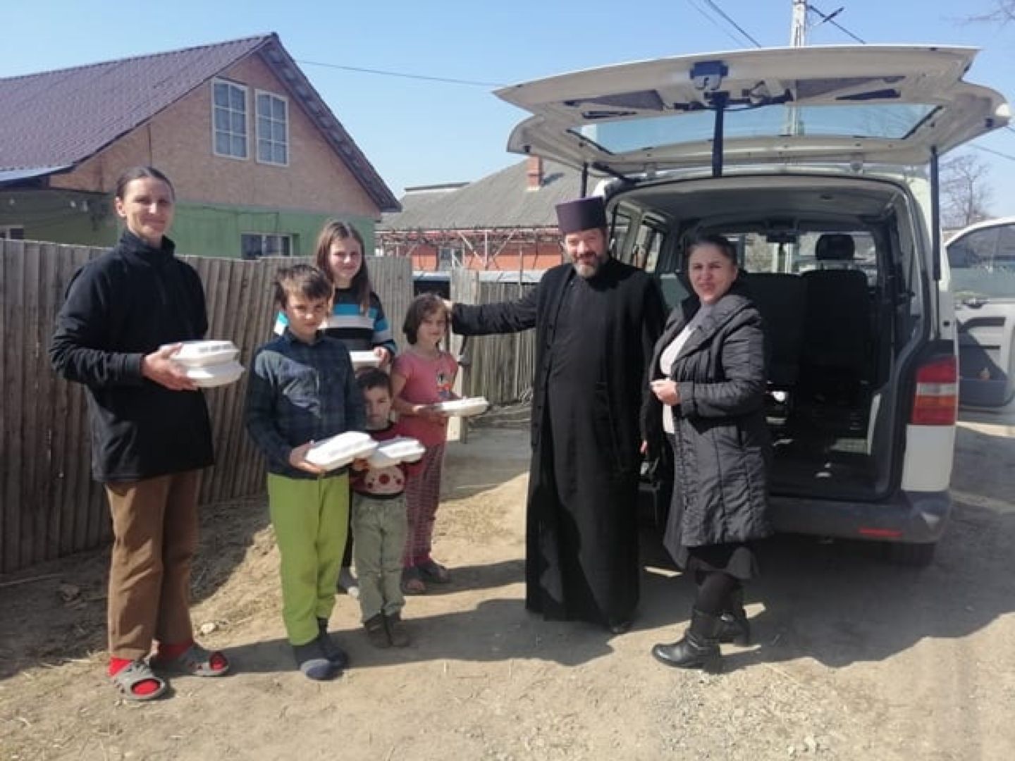 Parohiile din Arhiepiscopia Iașilor sprijină persoanele afectate de epidemie