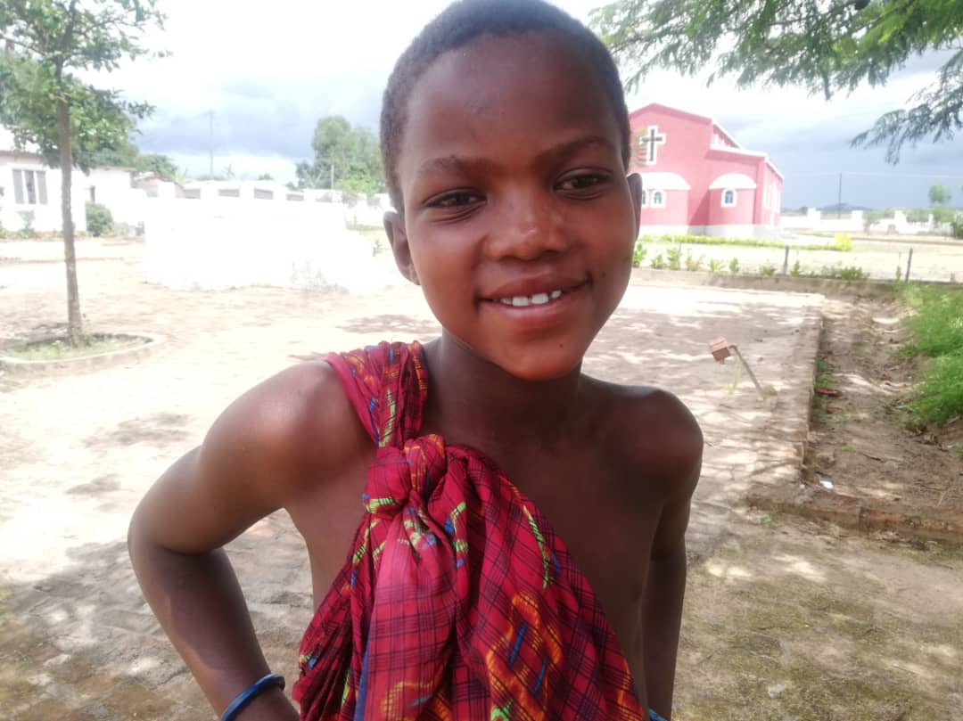 O vacă și o capră – daruri care au readus zâmbetul în familia lui Iustin!