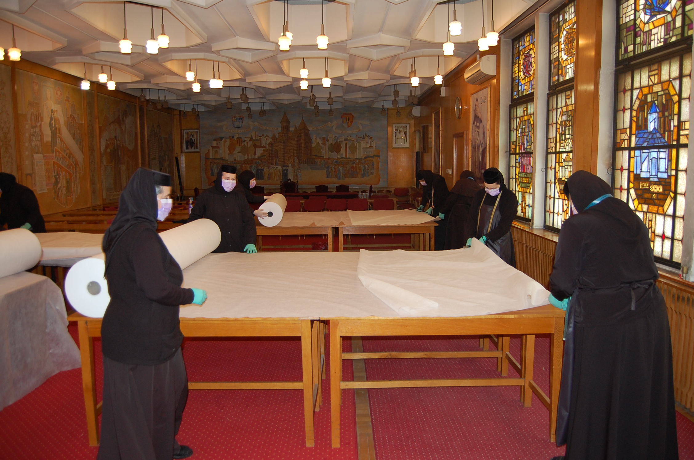 Mitropolia Banatului confecţionează lenjerii de pat şi prosoape pentru spitalele din Timișoara