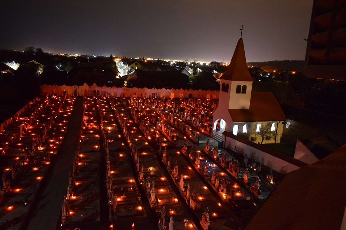 Luminile candelelor și icoanele sfinților au ținut locul credincioșilor în bisericile din Mitropolia Ardealului
