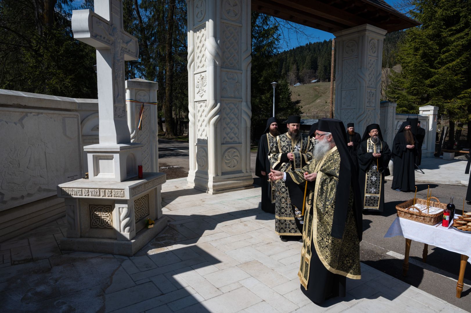 Parastas în cinstea eroilor români căzuți la Fântâna Albă: „Suntem bine înrădăcinați pentru că buni și sfinți ne-au fost strămoșii”