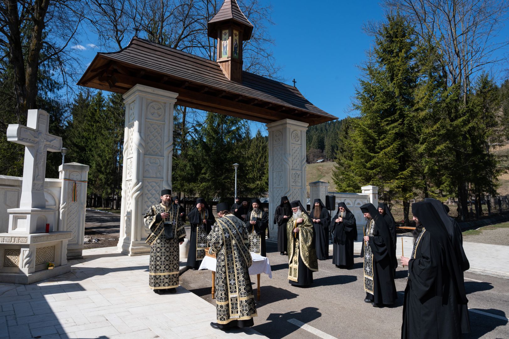 Parastas în cinstea eroilor români căzuți la Fântâna Albă: „Suntem bine înrădăcinați pentru că buni și sfinți ne-au fost strămoșii”