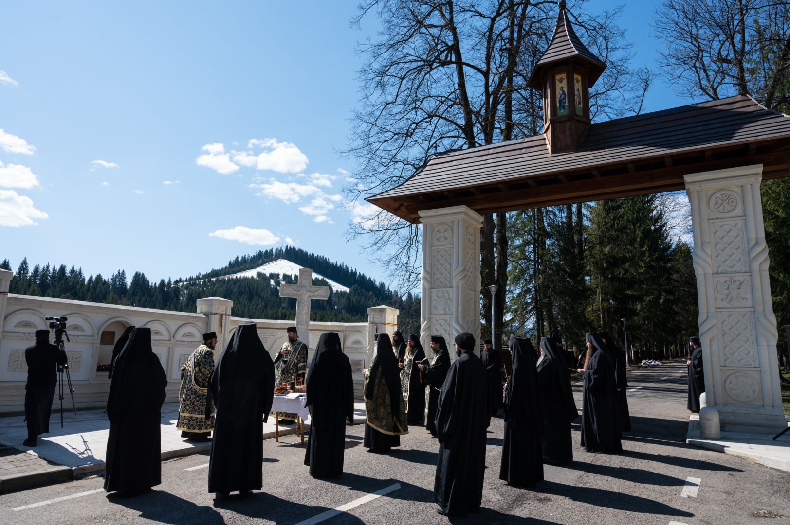 Parastas în cinstea eroilor români căzuți la Fântâna Albă: „Suntem bine înrădăcinați pentru că buni și sfinți ne-au fost strămoșii”