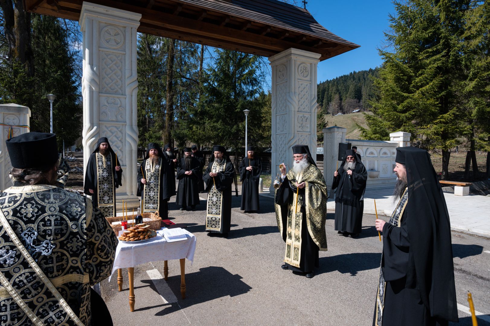 Parastas în cinstea eroilor români căzuți la Fântâna Albă: „Suntem bine înrădăcinați pentru că buni și sfinți ne-au fost strămoșii”