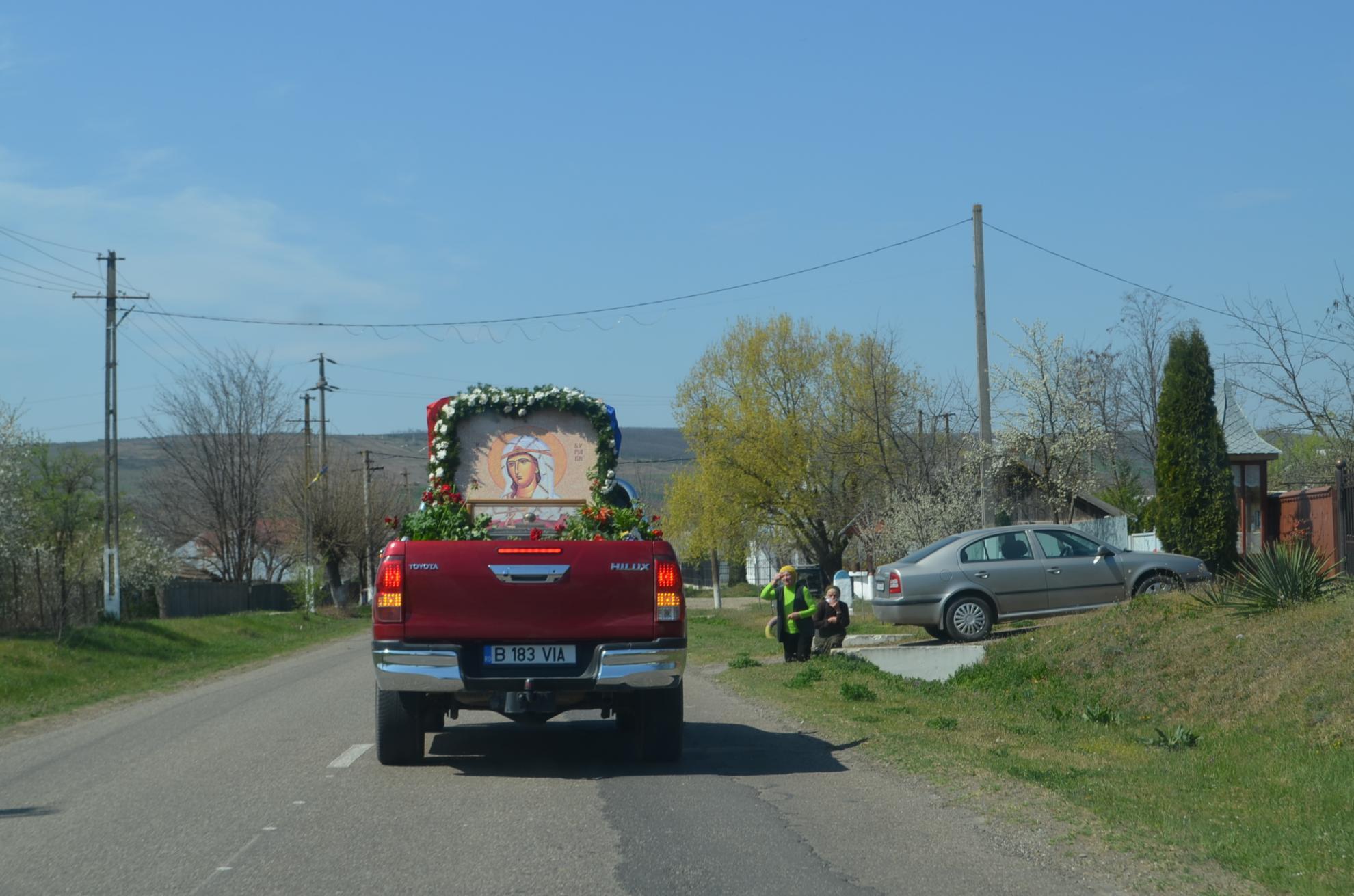(Galerie Foto) Pelerinaj istoric cu moaştele Sfintei Mare Muceniţe Chiriachi în Episcopia Huşilor