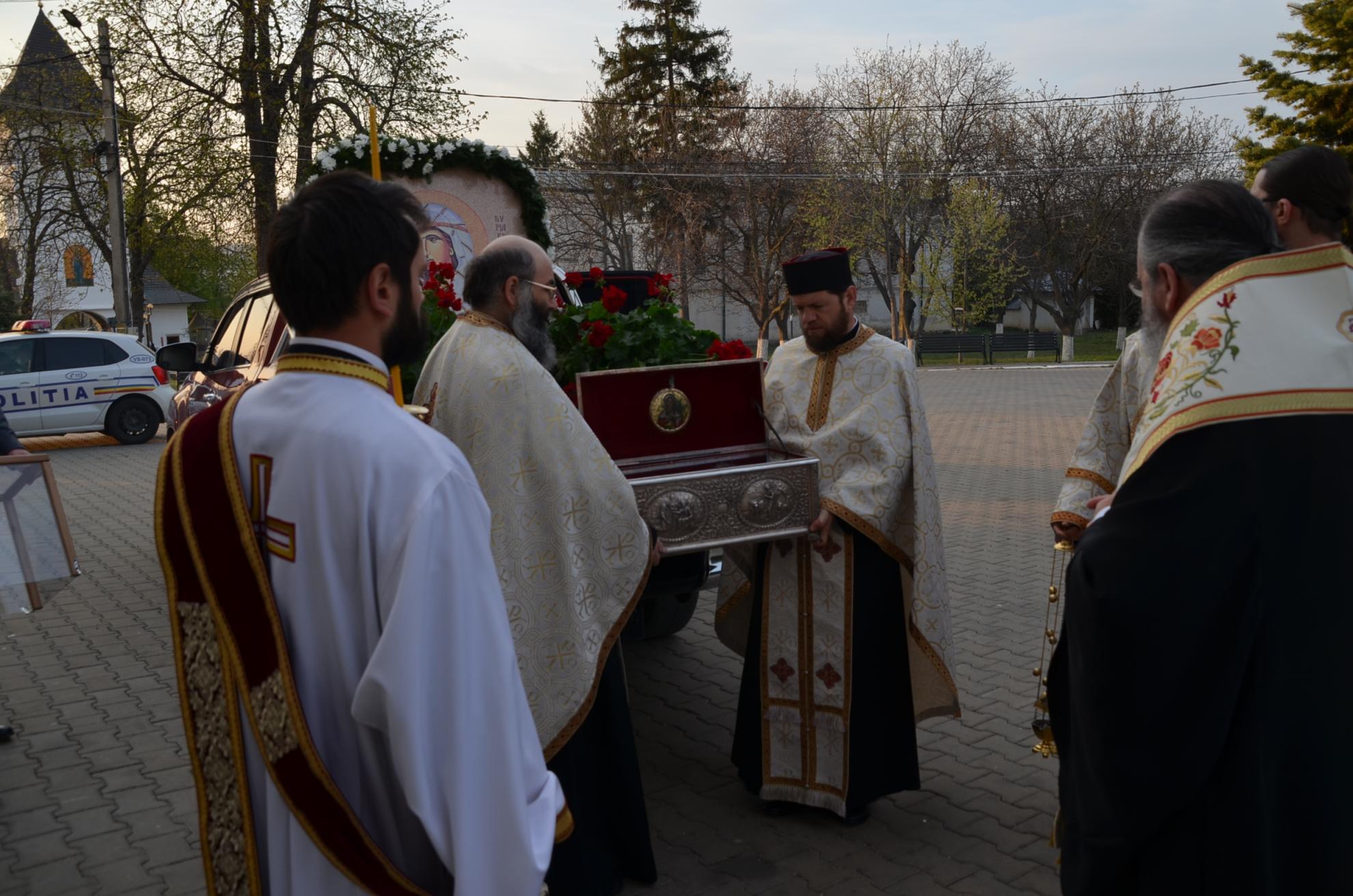(Galerie Foto) Pelerinaj istoric cu moaştele Sfintei Mare Muceniţe Chiriachi în Episcopia Huşilor