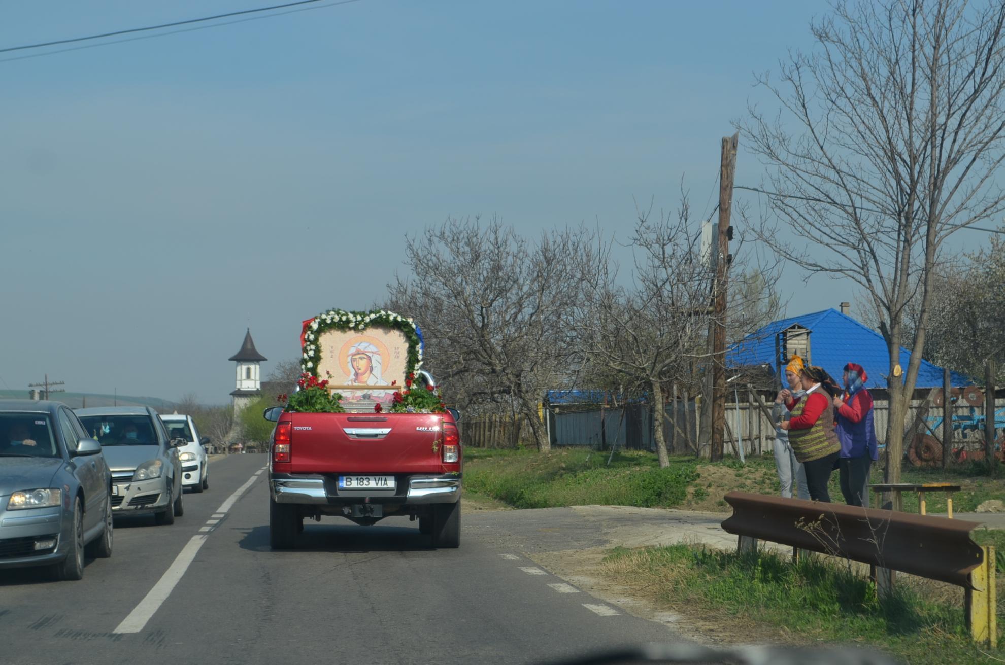 (Galerie Foto) Pelerinaj istoric cu moaştele Sfintei Mare Muceniţe Chiriachi în Episcopia Huşilor