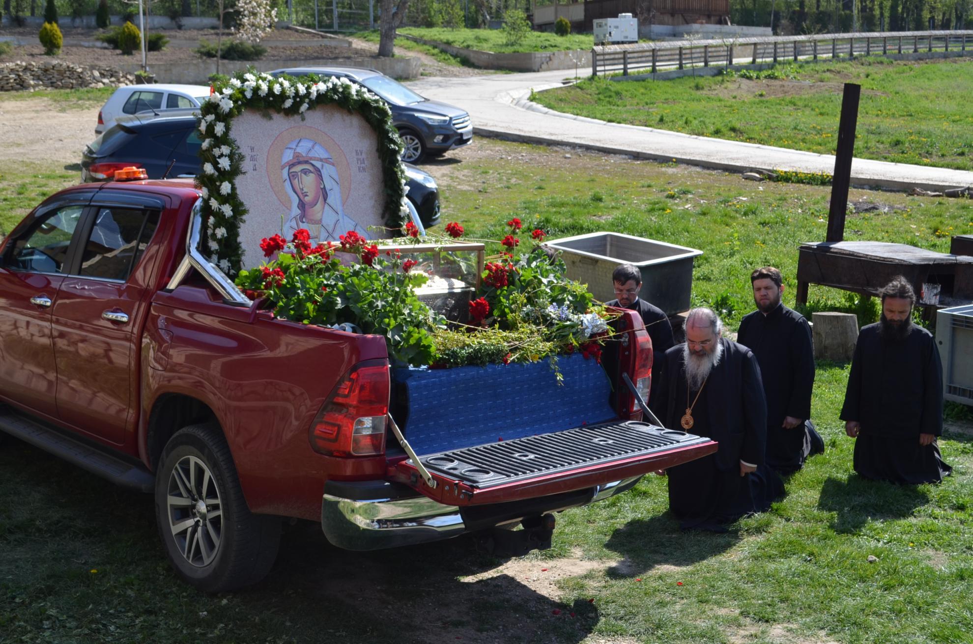 (Galerie Foto) Pelerinaj istoric cu moaştele Sfintei Mare Muceniţe Chiriachi în Episcopia Huşilor