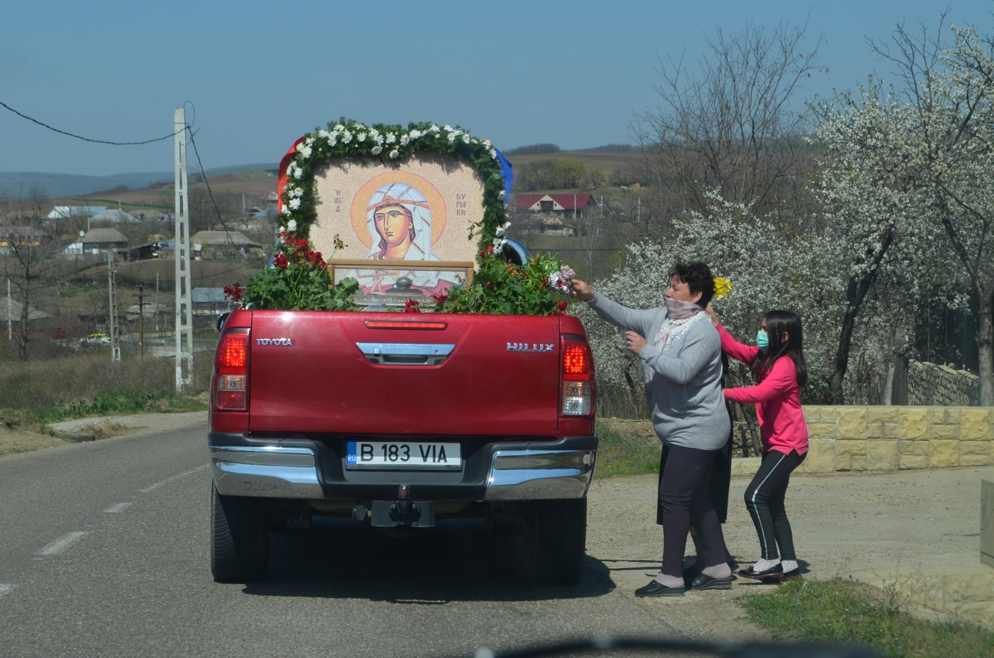(Galerie Foto) Pelerinaj istoric cu moaştele Sfintei Mare Muceniţe Chiriachi în Episcopia Huşilor