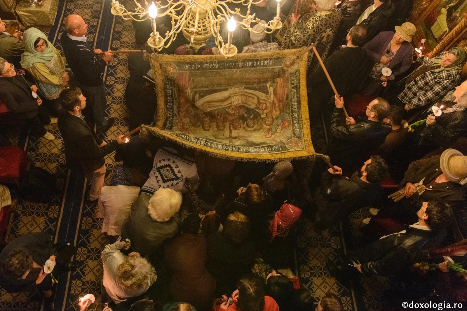 (Video) Pr. Constantin Necula: „Trecând pe sub Epitaf, noi intrăm cu Hristos în locuința morții ca să vedem ce se întâmplă acolo” (Video) Pr. Constantin Necula: „Trecând pe sub Epitaf, noi intrăm cu Hristos în locuința morții ca să vedem ce se întâmplă acolo”