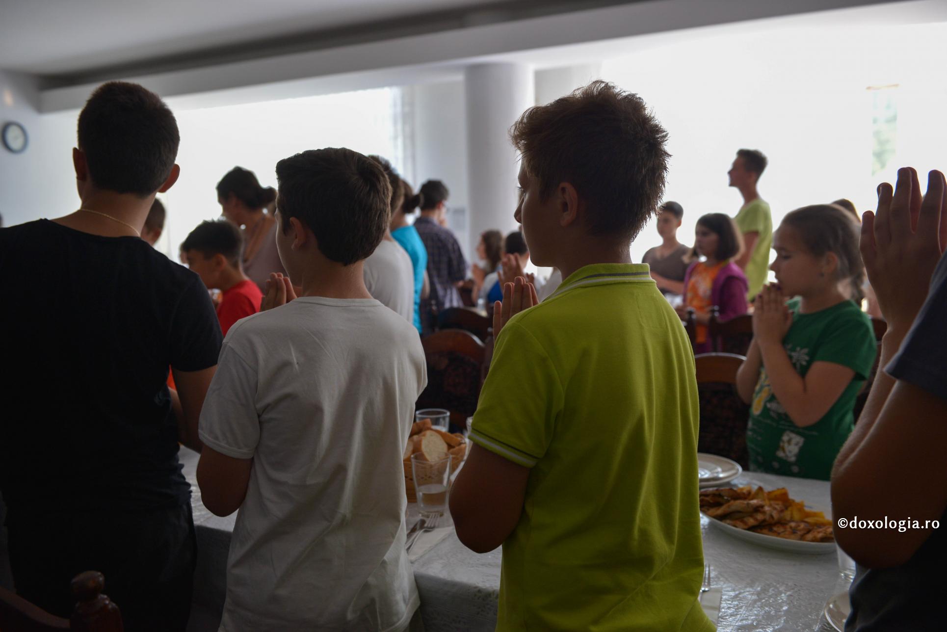 (Video) De la câți ani ar trebui să postească copiii? – Părintele Ciprian Negreanu