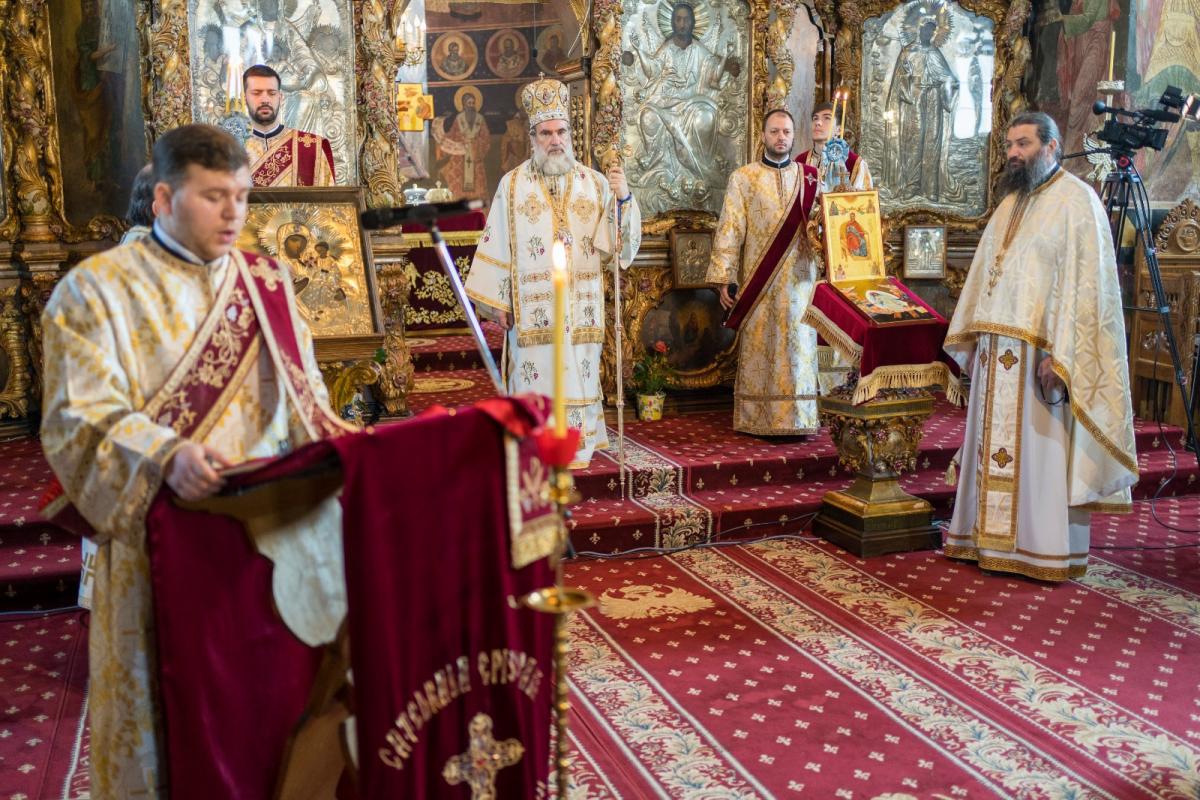 Liturghie arhierească în Catedrala Arhiepiscopală din Roman