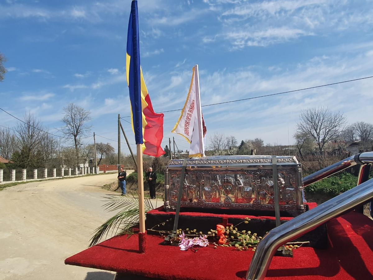 Procesiune cu icoane făcătoare de minuni, la Roman și la Bacău