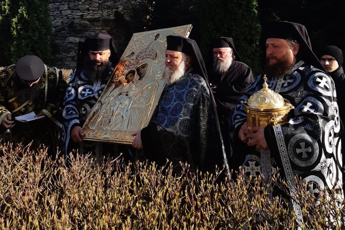 Procesiune cu icoana făcătoare de minuni a Maicii Domnului de la Mănăstirea Hadâmbu