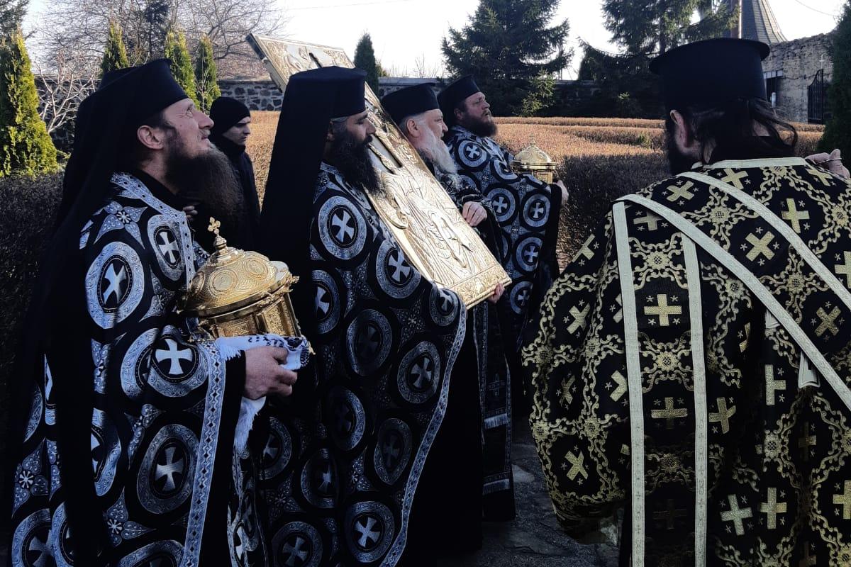 Procesiune cu icoana făcătoare de minuni a Maicii Domnului de la Mănăstirea Hadâmbu