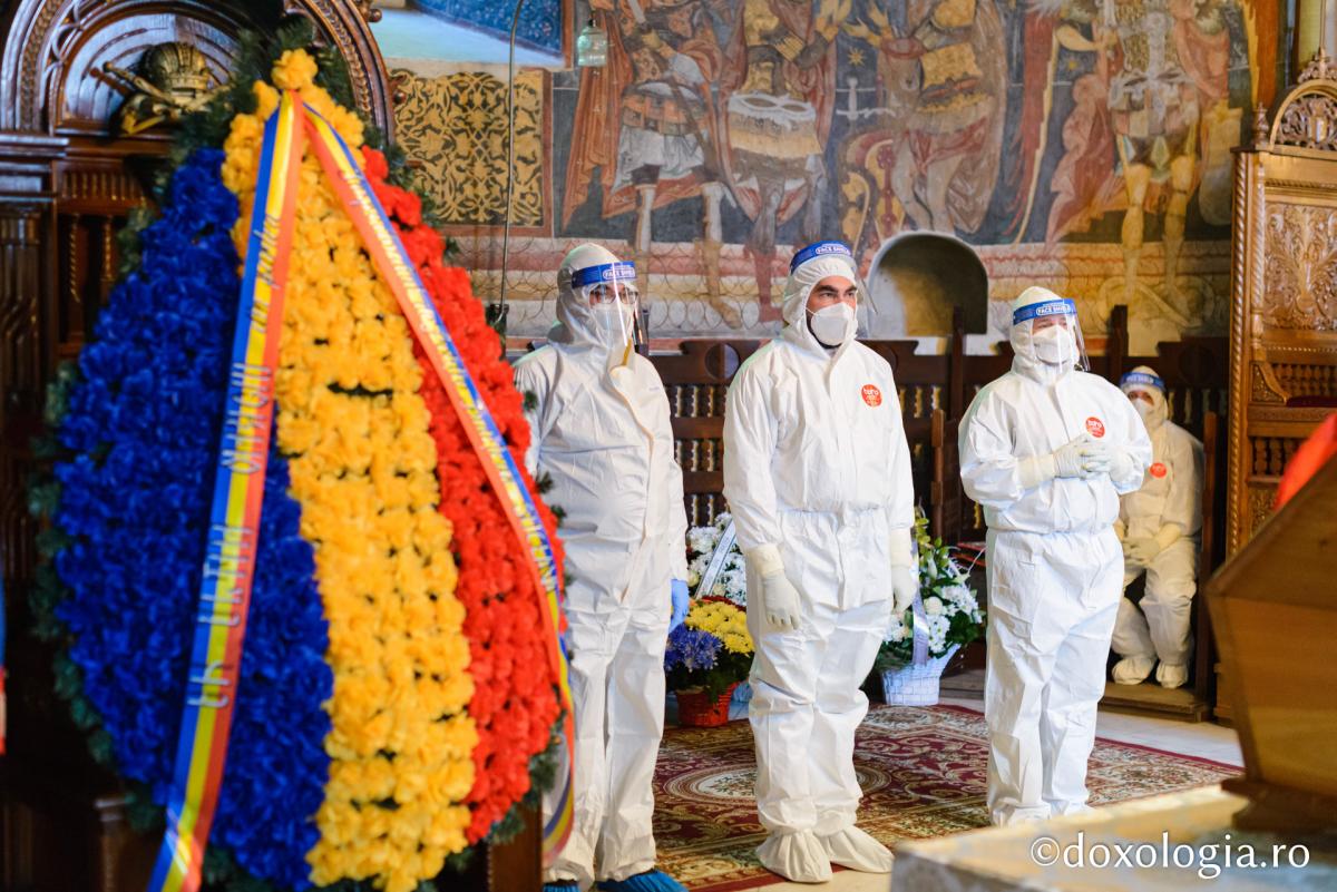 Jertfă pentru ierarhul lor: cine sunt bărbații îmbrăcați în combinezoane care l-au purtat pe IPS Părinte Pimen?