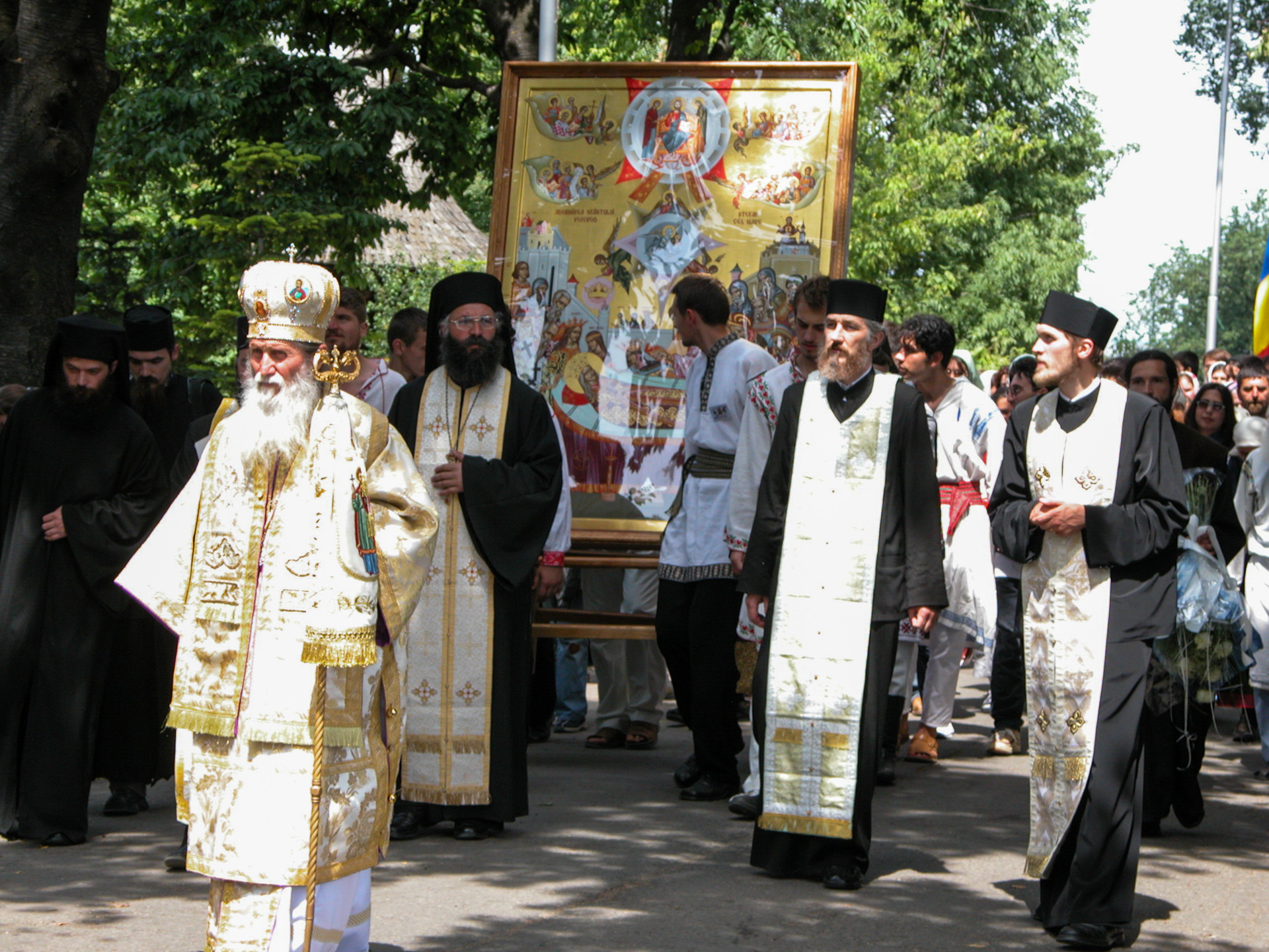 IPS Pimen în procesiune cu pelerinii ASCOR de la Suceva la Putna, 2004 / sursa foto: arhiva mănăstirii Putna (Foto) IPS Pimen – în slujba Bisericii, pe tărâmul binecuvântat al Bucovinei