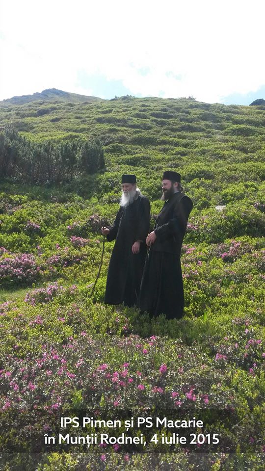 Foto: Episcopia Europei de Nord IPS Părinte Pimen, în Munții Rodnei la 86 de ani. PS Macarie: „Să mijlociți acolo, sus, și pentru noi!”