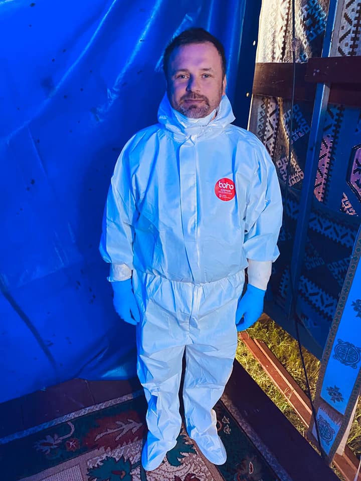 Jertfă pentru ierarhul lor: cine sunt bărbații îmbrăcați în combinezoane care l-au purtat pe IPS Părinte Pimen?