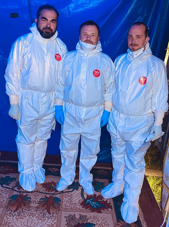 Jertfă pentru ierarhul lor: cine sunt bărbații îmbrăcați în combinezoane care l-au purtat pe IPS Părinte Pimen?