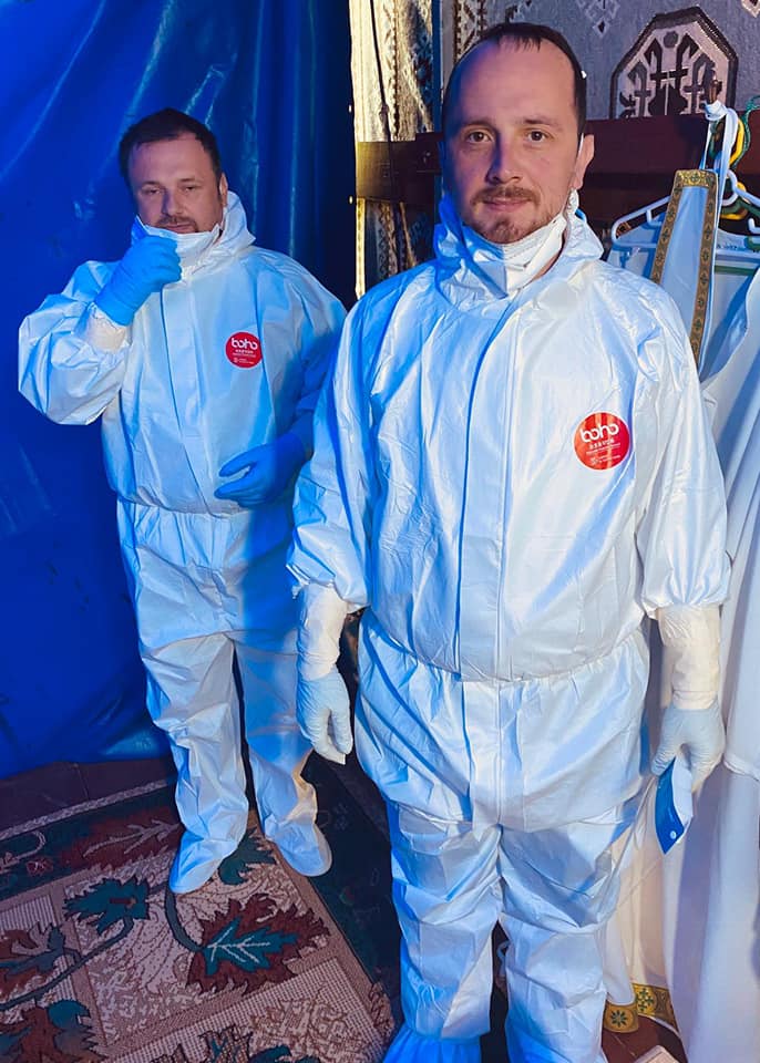 Jertfă pentru ierarhul lor: cine sunt bărbații îmbrăcați în combinezoane care l-au purtat pe IPS Părinte Pimen?