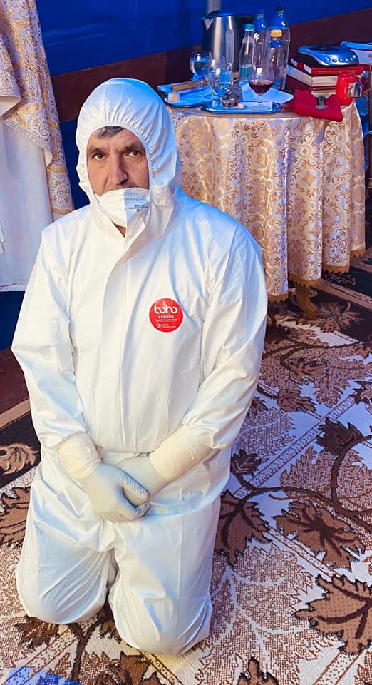 Jertfă pentru ierarhul lor: cine sunt bărbații îmbrăcați în combinezoane care l-au purtat pe IPS Părinte Pimen?